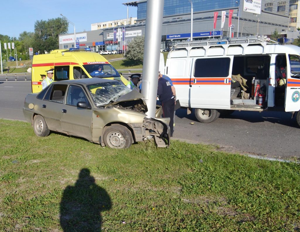 Уфимские спасатели деблокировали зажатого в автомобиле молодого парня |  Муниципальное бюджетное учреждение 