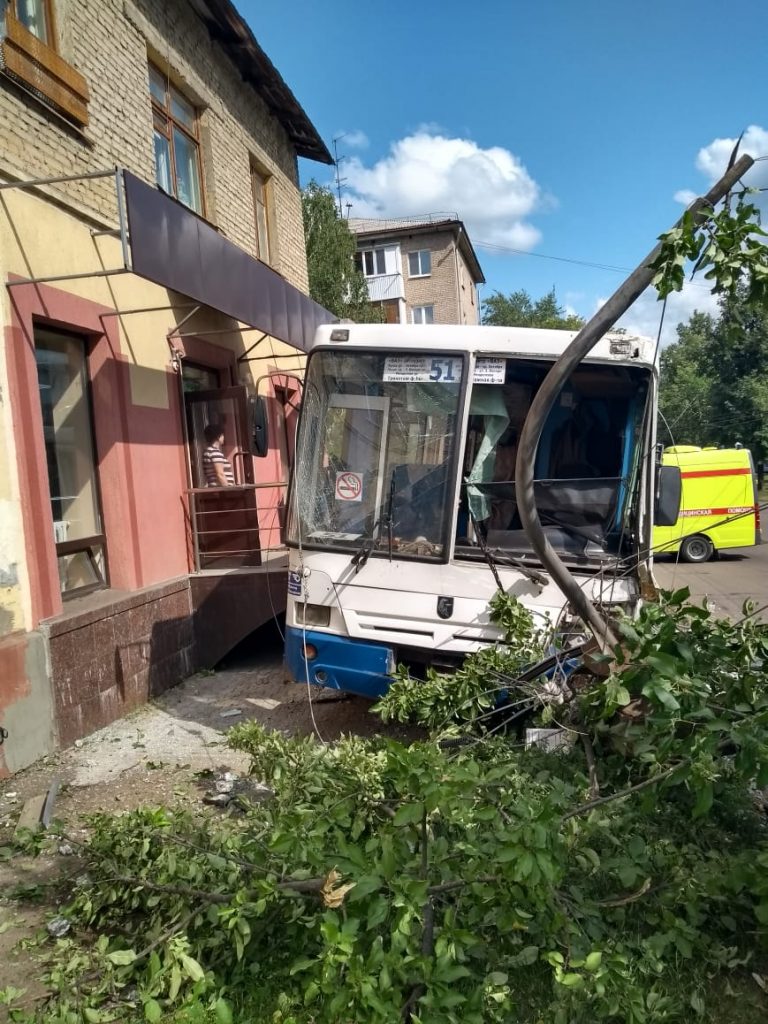 Выясняются обстоятельства аварии с участием автобуса | Муниципальное  бюджетное учреждение 