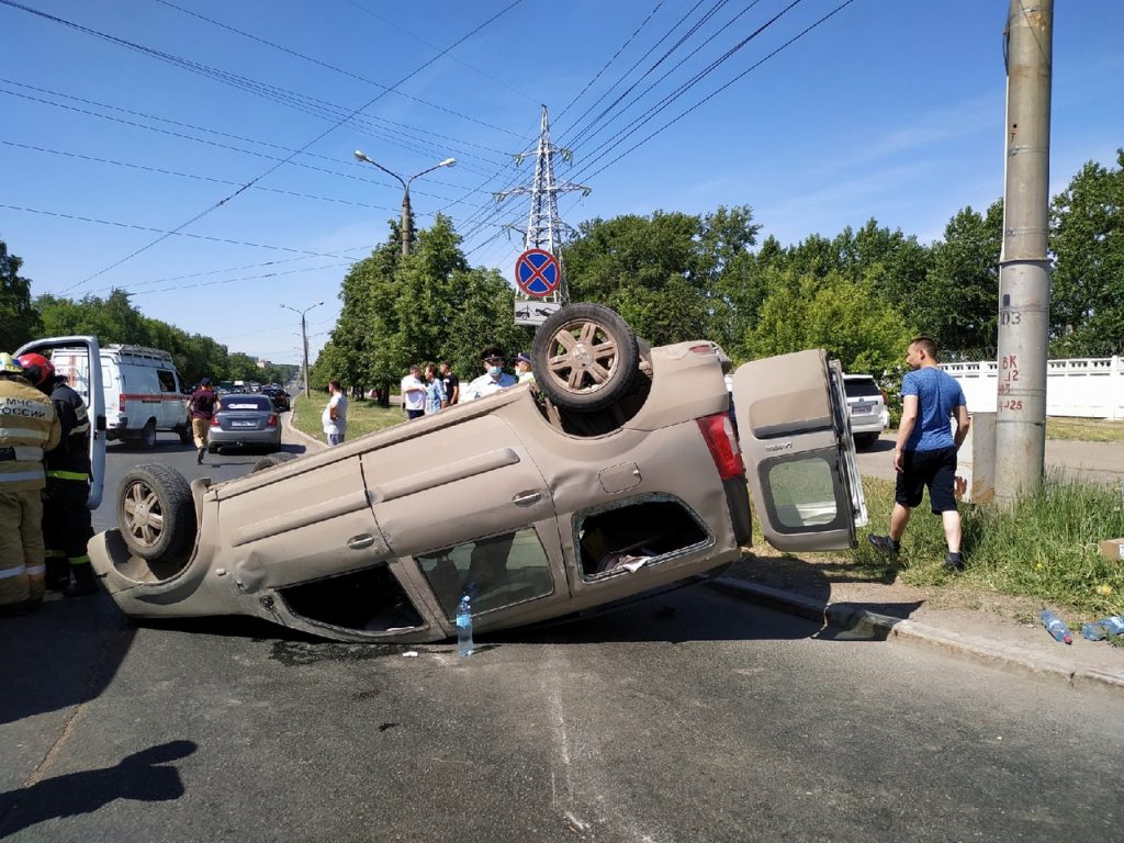 В Уфе в результате ДТП перевернулся автомобиль, пострадала женщина |  Муниципальное бюджетное учреждение 