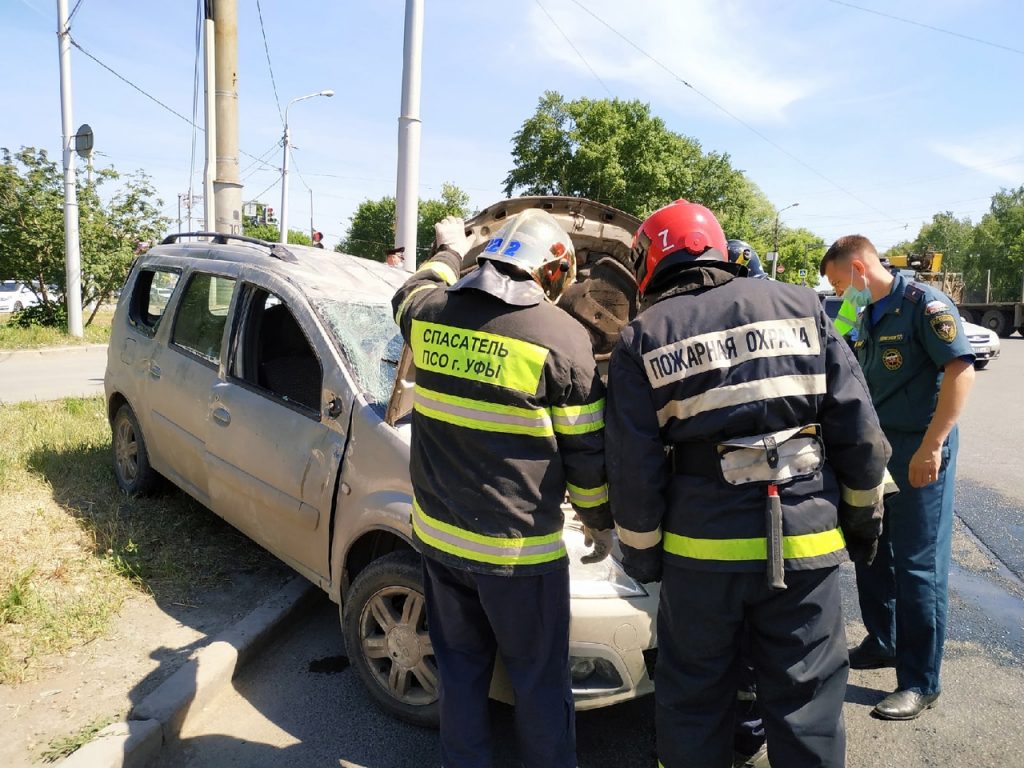 В Уфе в результате ДТП перевернулся автомобиль, пострадала женщина |  Муниципальное бюджетное учреждение 