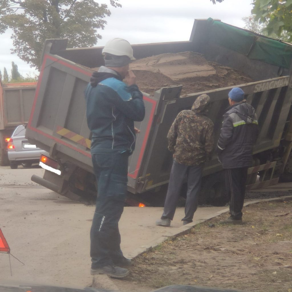 В Уфе автомобиль КамАЗ провалился в люк | Муниципальное бюджетное  учреждение 