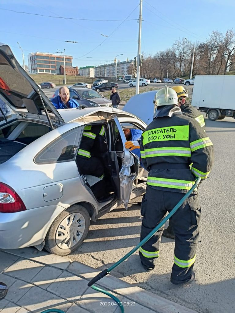 Уфимские спасатели деблокировали зажатого в авто мужчину | Муниципальное  бюджетное учреждение 